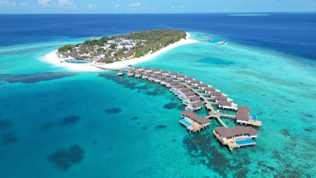 Avani+ Fares Maldives Resort is a stylish 5-star luxury lifestyle resort located in the UNESCO Biosphere Reserve of Baa Atoll. The resort combines contemporary design, family-friendly experiences, vibrant dining concepts, and exceptional marine adventures, making it one of the newest and most dynamic resorts in the Maldives.
Unlike many traditional Maldivian resorts, Avani+ Fares offers a lively atmosphere with a strong focus on families, couples, wellness, watersports, diving, and social experiences. The island features a beautiful lagoon, a thriving house reef, modern villas, and access to some of the Maldives’ most famous marine life encounters, including Hanifaru Bay, known for seasonal manta ray gatherings